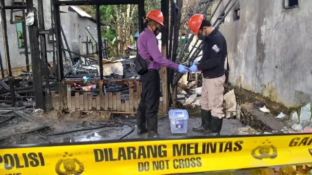 KORBAN JIWA: Jajaran tim Inafis Polres Tabalong melakukan identifikasi peristiwa kebakaran di DESA Tanta Hulu.