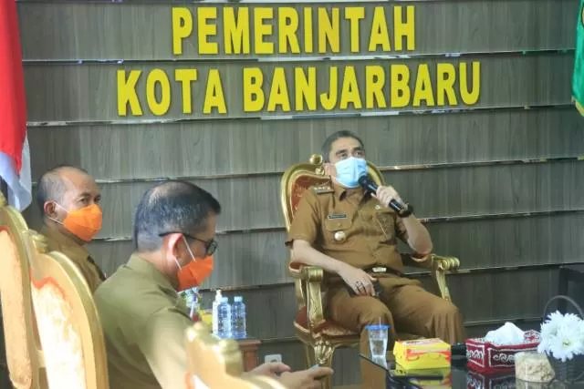 RAPAT: Wali Kota Banjarbaru H Darmawan Jaya Setiawan saat memimpin rapat evaluasi pelaksanaan Pemberlakuan Pembatasan Kegiatan Masyarakat (PPKM) di Kota Banjarbaru, Selasa (9/2) kemarin. | FOTO: HUMAS DAN PROTOKOL PEMKO BANJARBARU