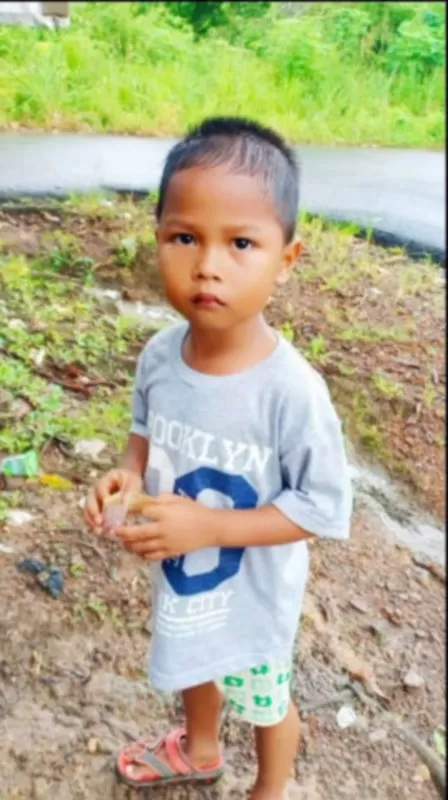 SENDIRIAN: Seorang bocah laki-laki, usia balita, ditemukan sedang kebingungan. Seorang diri di Kompleks Mekatama Raya I, Jl Galaxi Guntung Manggis, Landasan Ulin Banjarbaru.