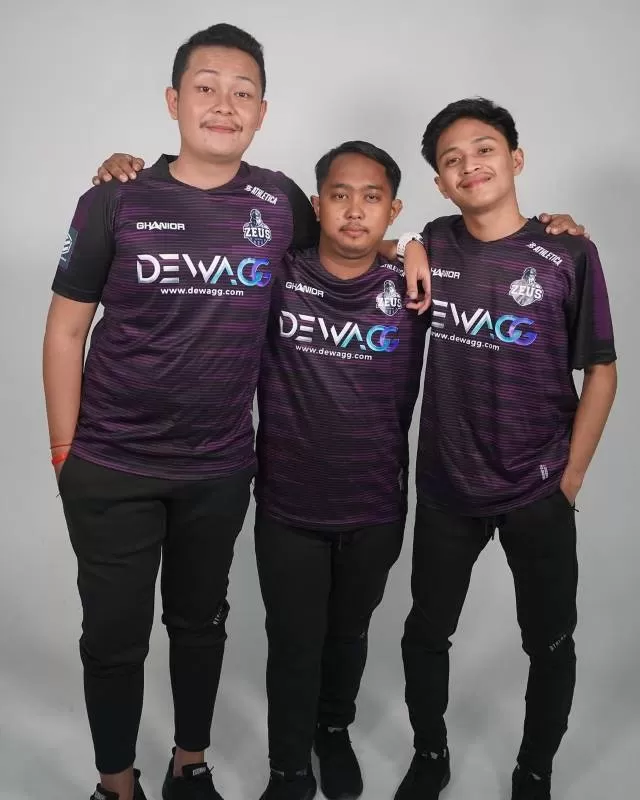 KOMPAK: Rommy Hadiwijaya bersama dua player Indonesia lain Elga Cahya (tengah) dan Fiqri Rahardian (kiri) membela Zeus Gaming mewakili tim BG Panthum United di ajang Thai e-League Pro.