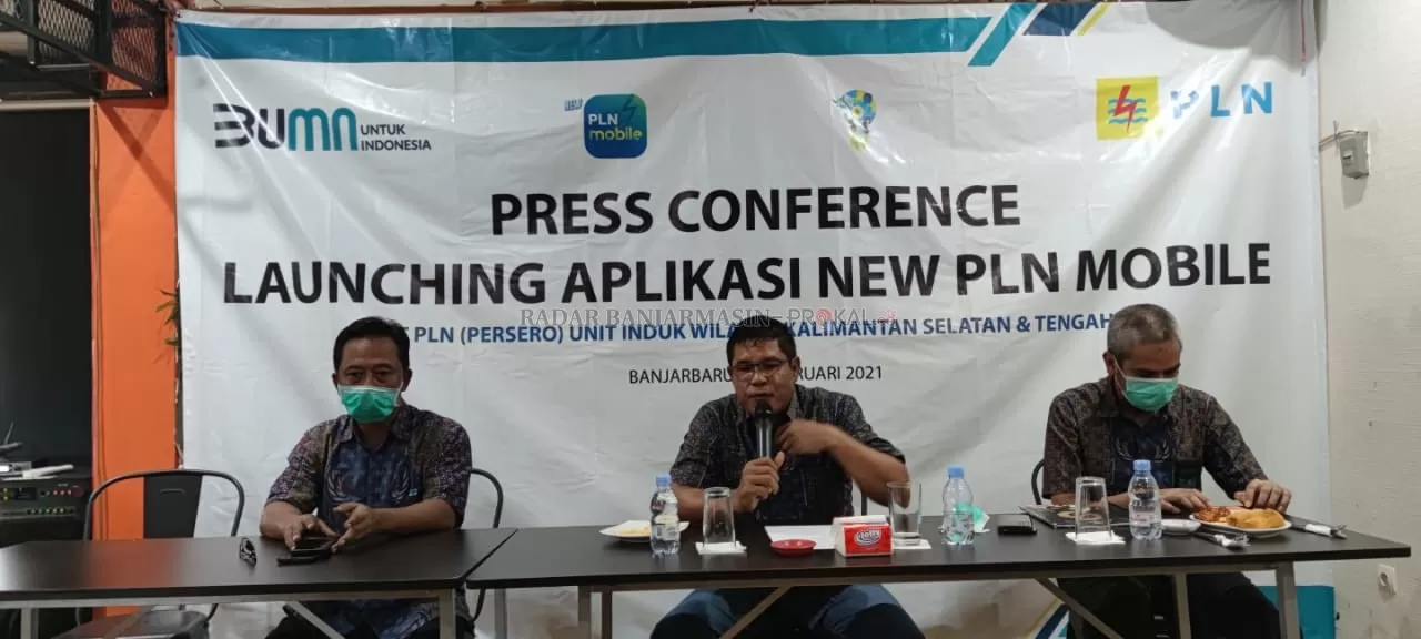 KONFERENSI PERS: General Manager PLN UIW Kalselteng Sudirman memberikan sambutan saat konferensi pers, Kamis (11/2) siang. | FOTO: RAHMAT/RADAR BANJARMASIN
