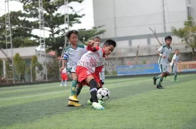 FINAL: Pertandingan final di Banua Junior Match antara SSB Alam Hijau menghadapi Akademi Talenta Banua di Lapangan Upik Minisoccer, Selasa (9/2) lalu.