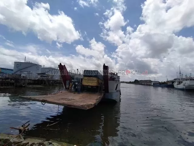 HANYA SATU: Feri Pelabuhan Martapura Baru-Jembatan Barito belum bisa mengatasi masalah. | Foto: M OSCAR FRABY/RADAR BANJARMASIN