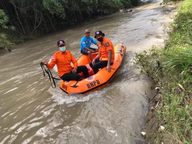 GEGER: Anggota BPBD Tapin dengan perahu karet melakukan pencarian korban yang diduga tenggelam di Sungai Tapin. | Foto: BPBD Tapin For Radar Banjarmasin