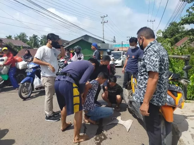 APES: Baihaki dan Saufi menjadi tontonan warga saat ditepikan anggota Satres Narkoba Polres HSU di jembatan Jalan Jermani Husin, Kecamatan Banjang.