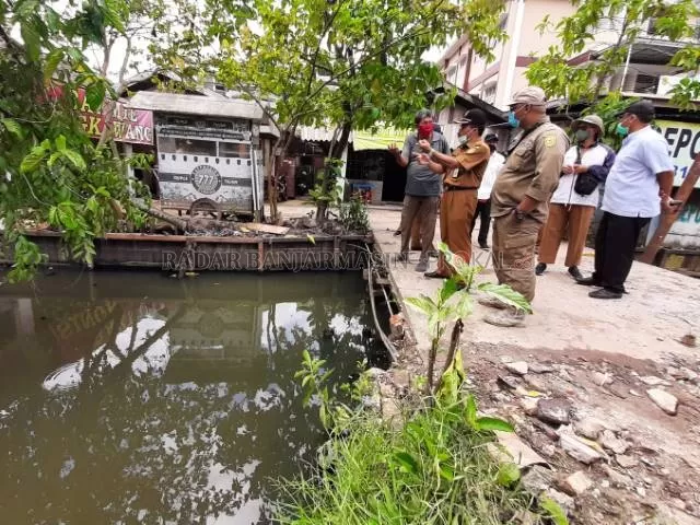 TARGET PEMBONGKARAN: Ketua Satgas Normalisasi Sungai Banjarmasin, Doyo Purjadi berdialog dengan pemilik jembatan di atas Sungai Veteran, kemarin. | FOTO: WAHYU RAMADHAN/RADAR BANJARMASIN