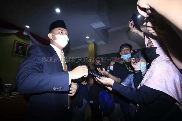 JABATAN BARU: Taufik Rachman resmi dilantik sebagai Waki Ketua DPRD Banjarbaru kemarin. | Foto: Muhammad Rifani/Radar Banjarmasin