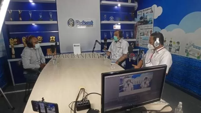 BICARA AKRAB: Podcast perdana Radar Banjarmasin  dengan narasumber Wali Kota dan Wakil Wali Kota Banjarbaru terpilih, Aditya Mufti Ariffin - Wartono, kemarin (16/2). | FOTO: SUTRISNO/RADAR BANJARMASIN