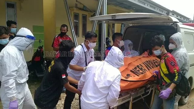 EVAKUASI:Jasad Lisa dibawa ke ruang pemulasaran jenazah RSUD Ulin untuk divisum. | Foto: Maulana/Radar Banjarmasin