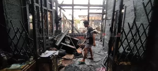 SISA PUING: Kondisi rumah yang terbakar di Gang Serumpun Simpang Belitung, kemarin. | FOTO: MAULANA/RADAR BANJARMASIN