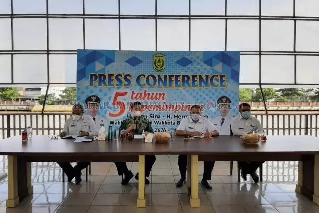TANPA WAKIL: Konferensi pers yang digelar Ibnu Sina kemarin. Sebagai penutup masa kepemimpinannya di tahun 2016-2021. [FOTO: WAHYU RAMADHAN/RADAR BANJARMASIN]