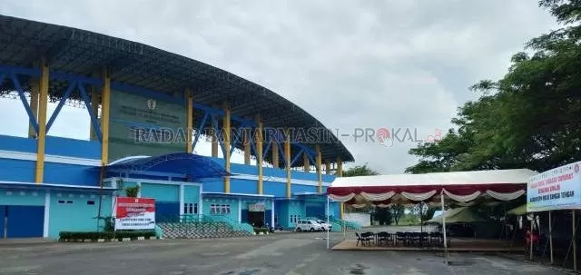 RING SATU: Stadion Murakata Barabai yang direncanakan menjadi tempat penyambutan pertama kedatangan Jokowi. Karena kunjungan dibatalkan, suasana di stadion ini nampak sepi. | Foto: JAMALUDDIN/RADAR BANJARMASIN