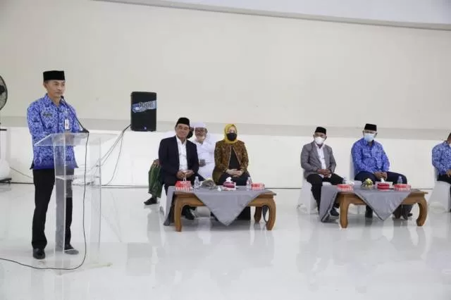 TRANSISI: Plh Bupati Tanbu Ambo Sakka memberikan sambutan di hadapan kepala daerah terpilih, Zairullah Azhar.