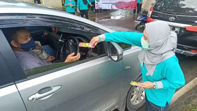SIMPATIK: Pengadilan Negeri Banjarbaru Kelas II saat melaksanakan kampanye simpatik anti gratifikasi di Jalan Trikora, kemarin (19/2). | FOTO: PN BANJARBARU