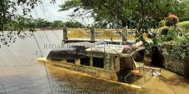 TIDAK TERAWAT: Speedboat yang tertambat di Siring RE Martadinata, seberang Balai Kota, tampak sudah setengah karam. Foto diambil kemarin (21/2). | FOTO: WAHYU RAMADHAN/RADAR BANJARMASIN