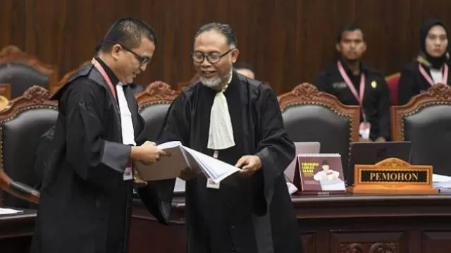 DUET LAGI: Denny Indrayana dan Bambang Widjojanto dalam sebuah sidang hasil pilpres di Mahkamah Konstitusi pertengahan 2019 silam. | Foto: istimewa