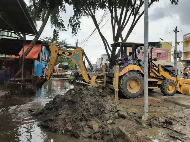 NORMALISASI SUNGAI: Pengerukan endapan lumpur di Sungai Veteran, Banjarmasin Timur. Hari ini (23/2), pembongkaran merambah ke Jalan Jafri Zamzam. | FOTO: WAHYU RAMADHAN/RADAR BANJARMASIN