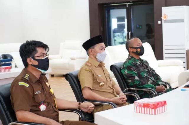 TEGAS: Plh Bupati Tanbu Ambo Sakka bersama unsur Muspida mengikuti arahan Presiden RI Joko Widodo terkait Karhutla secara virtual.