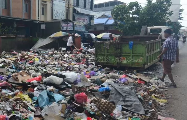 MELUBER: Sampah tumpah hingga ke badan jalan di TPS Pasar Kuripan, Jalan Veteran. Pasca banjir, sampah di TPS-TPS di Banjarmasin sempat menggunung. | FOTO: WAHYU RAMADHAN/RADAR BANJARMASIN