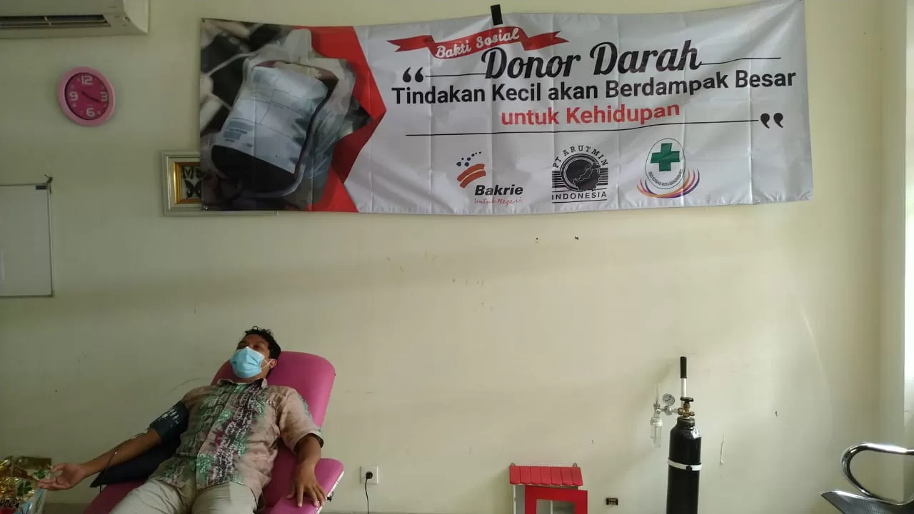 //KEPEDULIAN: PT Arutmin Indonesia (Arutmin), Rabu (24/02) melakukan bakti sosial donor darah di UTD RS Idaman Banjarbaru dengan memberikan paket sembako gratis untuk masyarakat yang lolos screening dan mendonorkan darahnya. FOTO: ARUTMIN FOR RADAR BANJARMASIN.