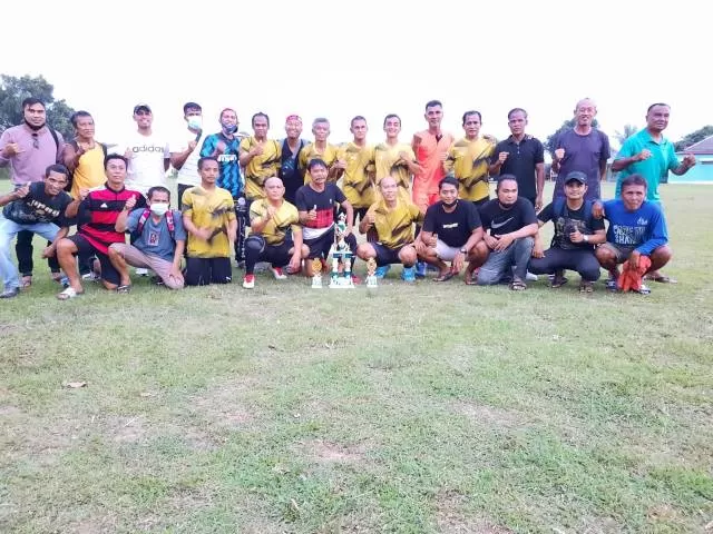 PRESTASI: Tim sepak bola All Star Kalsel menjuarai ajang Piala Trofeo 45 Up 2021 di Lapangan Puma Banjarbaru. Mereka mengalahkan Old Star Martapura dan bermain imbang dengan All Star Banjarbaru.