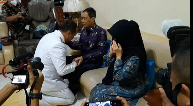 SUNGKEM: Walikota Banjarbaru terpilih H M Aditya Mufti Ariffin bersama istri minta doa restu sebelum berangkat ke Mahligai Pancasila Banjarmasin. | Foto: Rahmat/Radar Banjarmasin