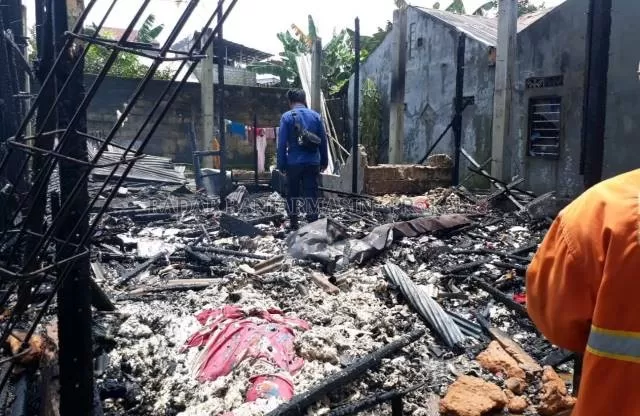 JADI ARANG: Musibah kebakaran menghanguskan sebuah rumah warga di Jalan Intan Sari Banjarbaru kemarin siang. | Foto; Muhammad Rifani/Radar Banjarmasin