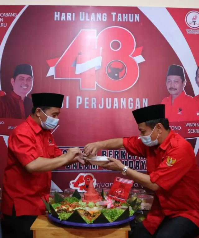 SYUKURAN: Wakil Walikota Banjarbaru Wartono (kanan) hari ini tepat berusia ke 56 tahun. | Foto: Windi PDIP For Radar Banjarmasin