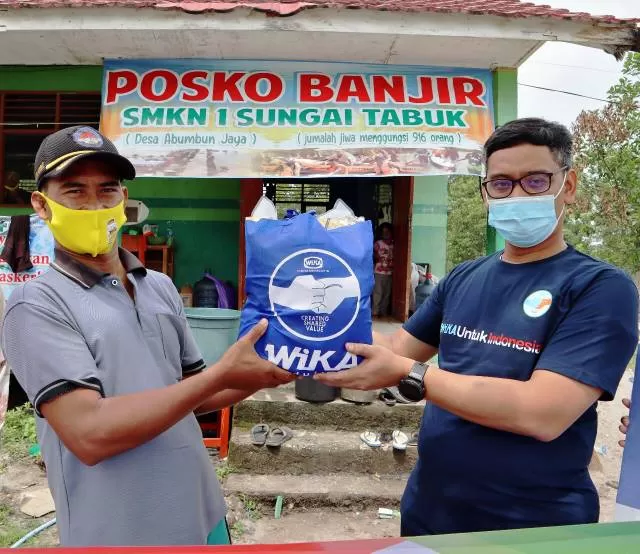 WIKA Peduli: Bantuan melalui CSR disalurkan PT WIKA Persero di HUT ke-61 tahun ini. Kalsel termasuk 61 daerah di Indonesia, yang warganya menerima bantuan.