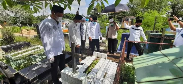 ZIARAH: Wali Kota dan Wakil Wali Kota Banjarbaru, pasangan HM Aditya Mufti Ariffin SH MH dan Wartono SE saat berziarah ke makam Van Der Pijl dan H Nadjmi Adhani, Sabtu (27/2) pagi. | FOTO: HUMAS DAN PROTOKOL PEMKO BANJARBARU