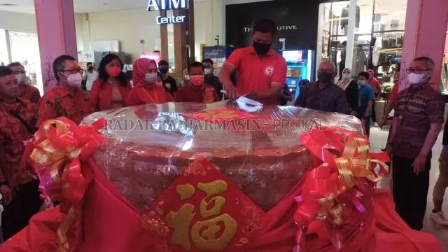 KUE RAKSASA: Pemotongan kue keranjang terbesar di Kalsel dalam Festival Cap Go Meh yang digelar oleh Perkumpulan Hakka Kalimantan Selatan (PHKS) di Q Mall Banjarbaru, Jumat (26/2). | FOTO: SUTRISNO/RADAR BANJARMASIN