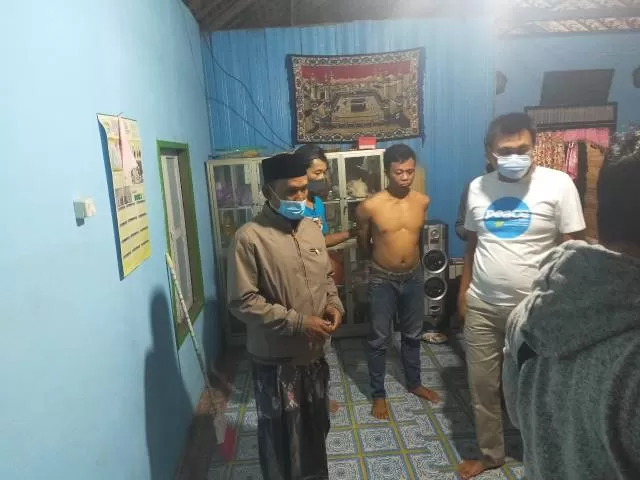 APES: Syarif saat digeledah aparat dipimpin Kasat Narkoba Polres HSU Iptu Siswadi, Minggu (28/2) dini hari.