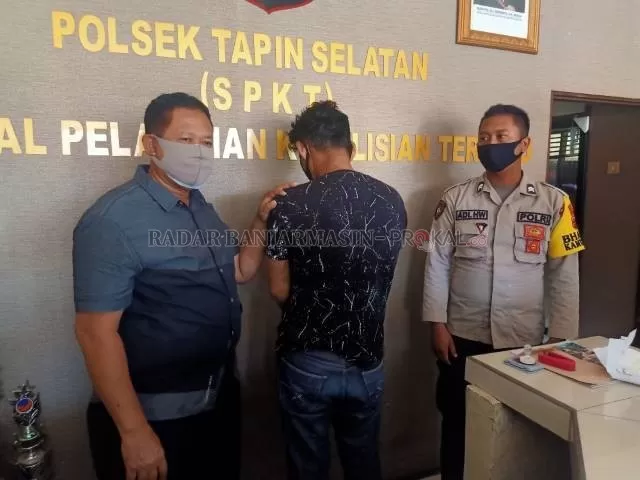 HADAP BELAKANG: Kanit Reskrim Polsek Tapin Selatan Iptu Sugiyono memperlihatkan pelaku narkotika jenis sabu (hadap belakang) yang ditangkap di Desa Suato. | Foto: Rasidi Fadli/Radar Banjarmasin