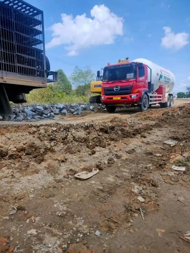 AKSES VITAL: Jalan Gubernur Syarkawi dalam pengerjaan. | FOTO: M OSCAR FRABY/RADAR BANJARMASIN