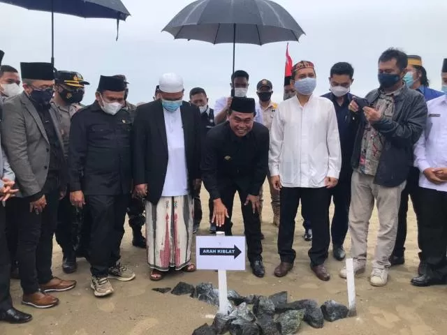 IKON: Suasana peletakan batu pertama, tanda dimulainya pembangunan masjid terapung di Siring Pagatan, Kecamatan Kusan Hilir, Tanah Bumbu, Rabu (3/3).