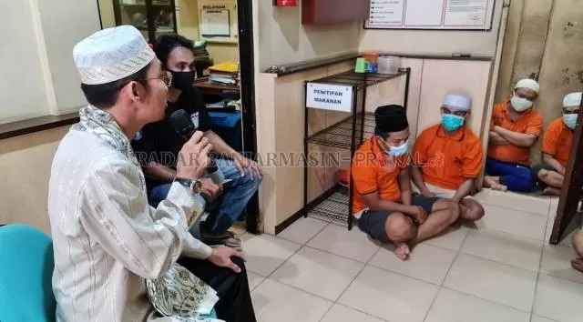 TAUSIAH: Bukan hanya tahanan di sel, anggota Polsek Banjarmasin Barat juga disuruh untuk duduk menyimak tausiah agama itu. | FOTO: POLSEK BANJARMASIN BARAT FOR RADAR BANJARMASIN