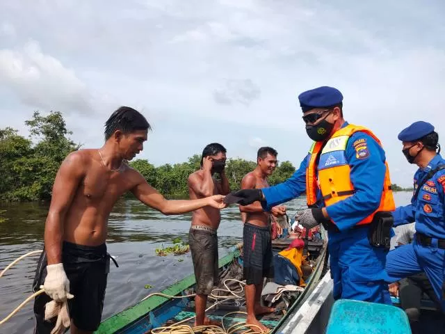 BAGI MASKER: Satpolairud Polres HSU menghampiri pencari ikan di Kabupaten Hulu Sungai Utara.
