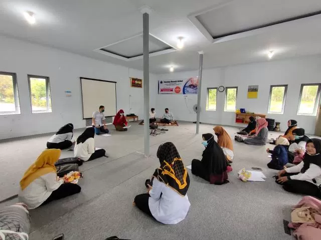 KEPEDULIAN: PT Arutmin Indonesia Site Batulicin mengadakan pelatihan karya tulis untuk guru di desa lingkar tambang.