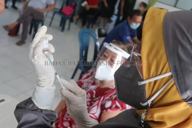 SUNTIK: Vaksinasi lansia di Puskesmas Cempaka, Banjarmasin Tengah, pada awal pekan tadi. | FOTO: TIA LALITA NOVITRI/RADAR BANJARMASIN