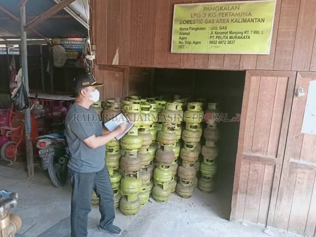 HARUS DIPANTAU: Petugas mendata sebuah pangkalan di Hulu Sungai Tengah beberapa waktu lalu. | FOTO: DOK/RADAR BANJARMASIN