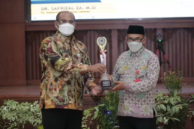KOORDINASI: Wakil Bupati Tanbu M Rusli menerima kenang-kenangan dari Pjs Gubernur Kalsel Syafrizal di Banjarmasin.