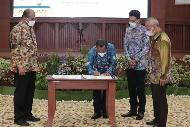 BATAS DAERAH: Bupati Tanah Laut HM Sukamta saat menandatangani kesepakatan batas daerah Tanah Laut dan Kabupaten Banjar, Kamis (4/3).