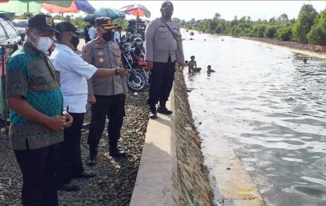DILARANG: Wisata Dadakan Sungai Kampung Baru Pengayuan Liang Anggang yang viral akhirnya tidak diperkenankan lagi didatangi warga lantaran memicu kerumunan. | Dok Radar Banjarmasin/Polsek Banjarbaru Barat