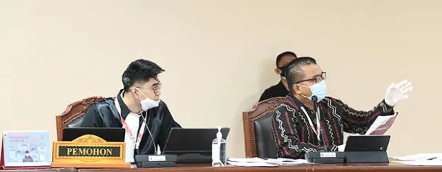 PEMOHON: Kuasa hukum M. Raziv Barokah dan Pemohon Denny Indrayana hadir dalam sidang pembuktian permohonan perkara sengketa hasil Pilgub Kalsel di Mahkamah Konstitusi (MK), Senin (22/02). | FOTO: DOK/HUMAS MK