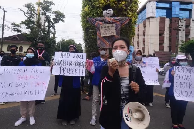 ORASI: Di perempatan Jalan Lambung Mangkurat, kemarin, mahasiswa dan mahasiswi menuntut perhatian pemerintah atas diskriminasi yang masih menimpa perempuan. | FOTO: WAHYU RAMADHAN/RADAR BANJARMASIN