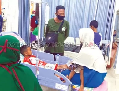 KORBAN: Korban keracunan mendapatkan perawatan di RS Pembalah Batung. | FOTO: M AKBAR/RADAR BANJARMASIN
