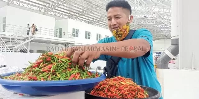 NAIK: Muhammad Mujani, salah seorang pedagang sayur di Pasar Bauntung Banjarbaru. Harga cabai rawit yang dia jual kini tembus Rp180 ribu per kilogram. | FOTO: SUTRISNO/RADAR BANJARMASIN