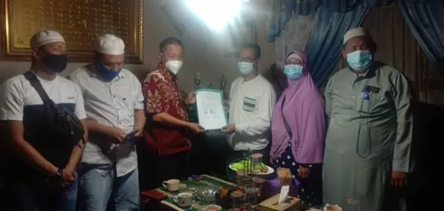 CARI JALAN: Wakil Wali Kota Banjarbaru, Wartono bermusyawarah dengan perwakilan PKL subuh Pasar Bauntung yang lama di kediamannya pada Senin (8/3) malam. Dalam pertemuan ini, PKL sepakat direlokasi, tetapi mereka ingin tetap bersama dan menentukan tempat secara swadaya.