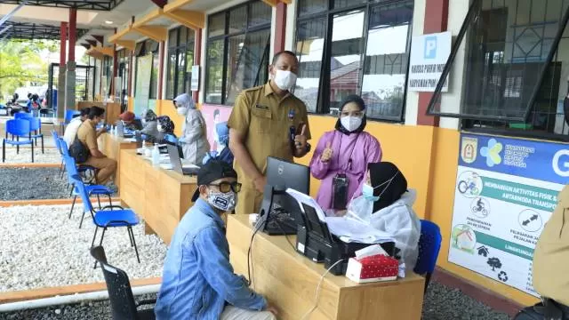 VAKSIN: Para jurnalis di Kota Banjarbaru saat mengikuti vaksinasi Covid-19 tahap pertama di Puskesmas Landasan Ulin, Kecamatan Landasan Ulin, Kota Banjarbaru, Selasa (9/3) tadi. | FOTO: HUMAS DAN PROTOKOL PEMKO BANJARBARU