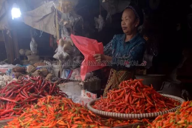 PEDAS HARGANYA: Pedagang cabai di pasar tradisional di Banjarmasin, foto diambil beberapa waktu lalu. | FOTO: WAHYU RAMADHAN/RADAR BANJARMASIN